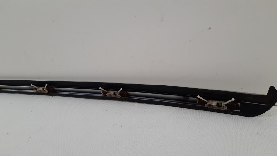 VOLVO XC60 I LIFT LISTWA SZYBY CZOŁOWEJ PRAWA 711-16
