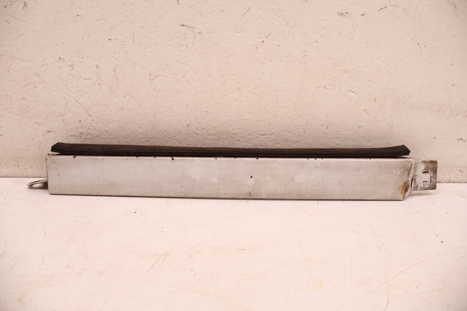 MERCEDES-BENZ W124 LISTWA POD LAMPE REFLEKTOR LEWA