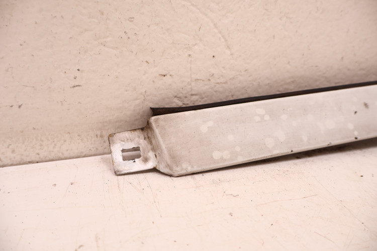 MERCEDES-BENZ W124 LISTWA POD LAMPE REFLEKTOR PRAWA