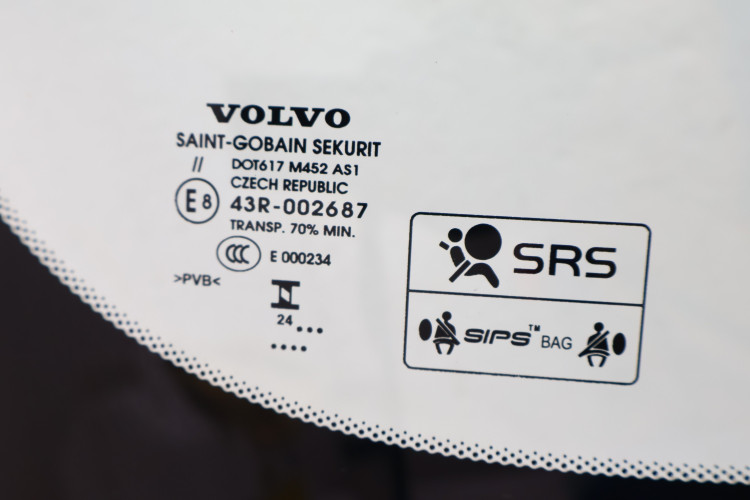 VOLVO XC60 II SZYBA CZOŁOWA 32368715ZIELONE