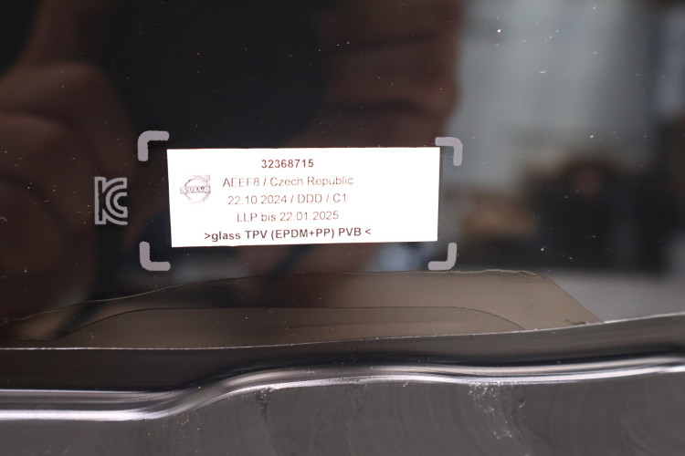 VOLVO XC60 II SZYBA CZOŁOWA 32368715ZIELONE