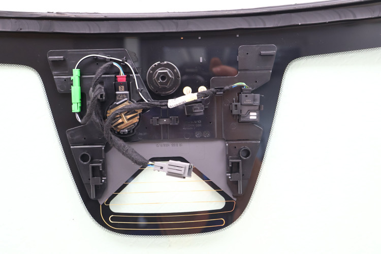 VOLVO XC60 II SZYBA CZOŁOWA 32368715ZIELONE