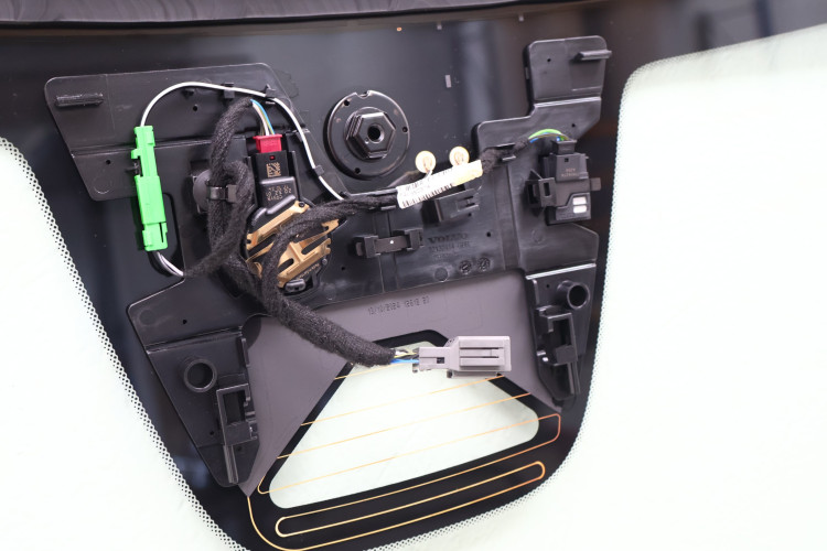 VOLVO XC60 II SZYBA CZOŁOWA 32368715ZIELONE