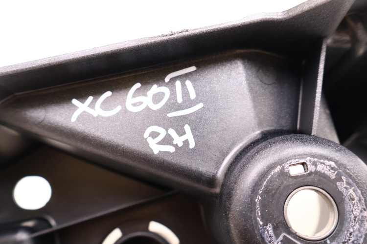 VOLVO XC60 II MOCOWANIE BŁOTNIKA PRAWY PRZÓD 735-15 32288929