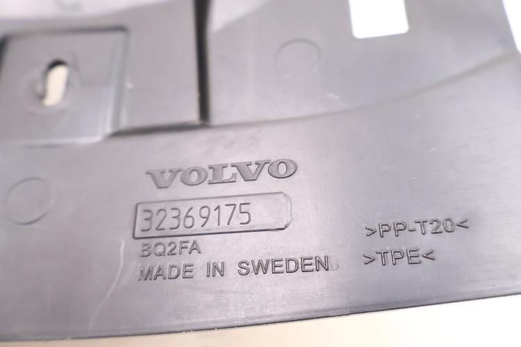 VOLVO XC60 II CHLAPACZ PRAWY PRZÓD 32369175