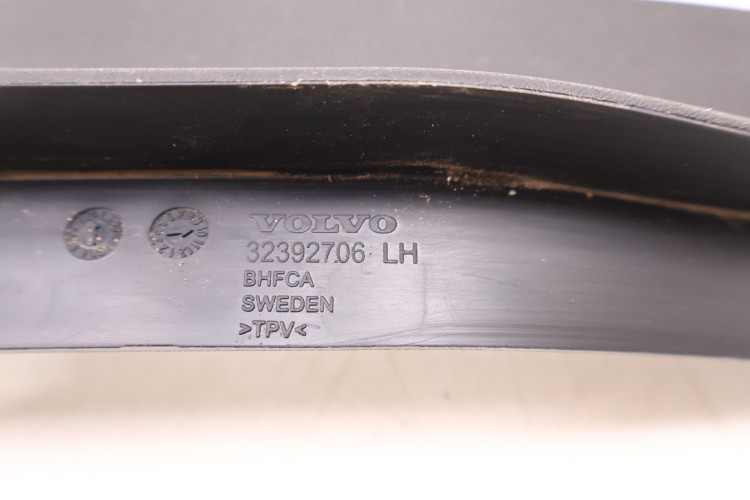 VOLVO XC60 II CHLAPACZ LEWY PRZÓD 32392706