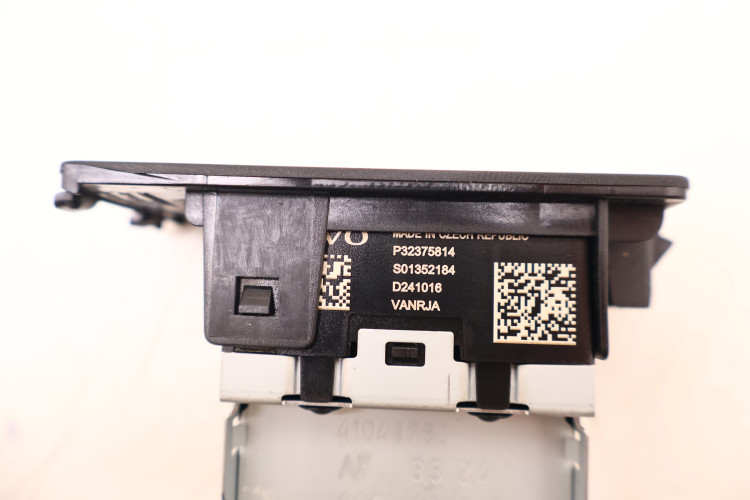 VOLVO XC60 II PANEL USB 32375814
