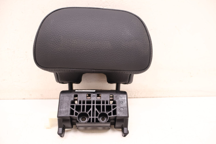 VOLVO XC60 II ZAGŁÓWEK PRAWY TYŁ 31446748