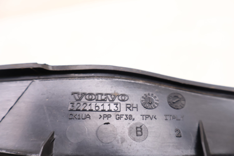 VOLVO XC60 II LISTWA SZYBY CZOŁOWEJ PRAWA 32216113