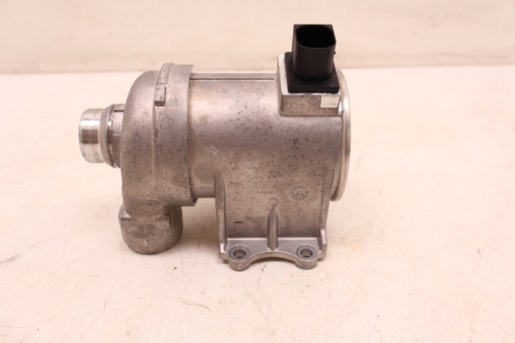 VOLVO XC60 II 2.0 T8 POMPA WODY 32382249