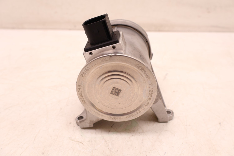 VOLVO XC60 II 2.0 T8 POMPA WODY 32382249