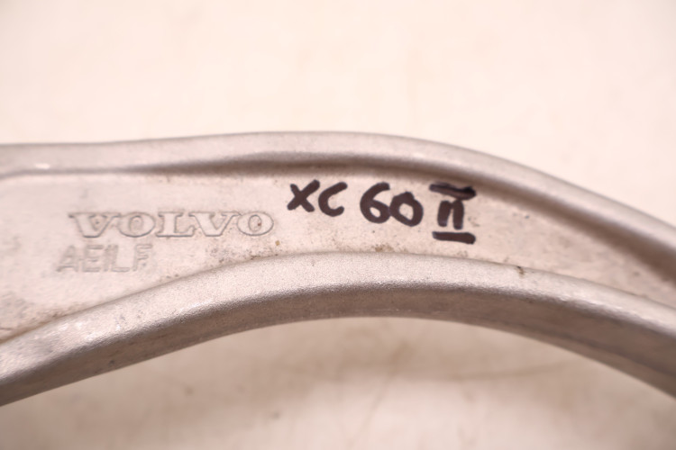 VOLVO XC60 II 2.0 T8 WAHACZ LEWY PRZÓD GÓRNY 32395242