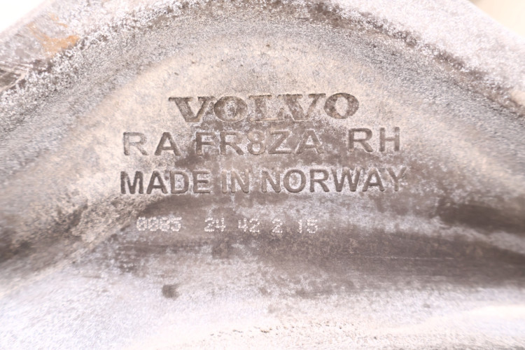 VOLVO XC60 II 2.0 T8 WAHACZ PRAWY PRZÓD 32381881
