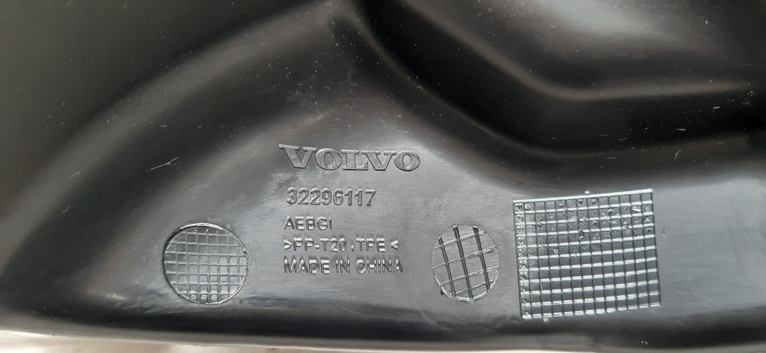 VOLVO XC60 II WLOT KIEROWNICA POWIETRZA 32296117