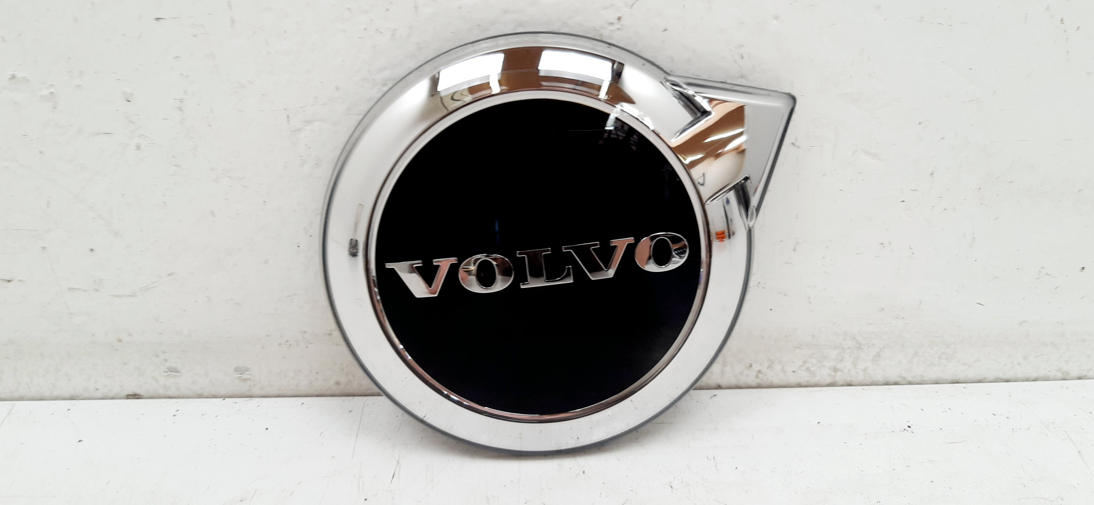 VOLVO XC60 II ZNACZEK EMBLEMAT PRZÓD 32337963