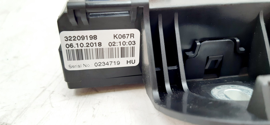 VOLVO V90 2.0 D4 SKRZYNKA BEZPIECZNIKÓW 32209198