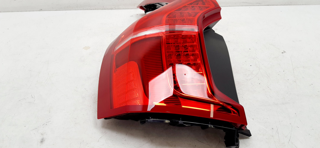 VOLVO XC90 II LAMPA LEWA TYŁ 32228830