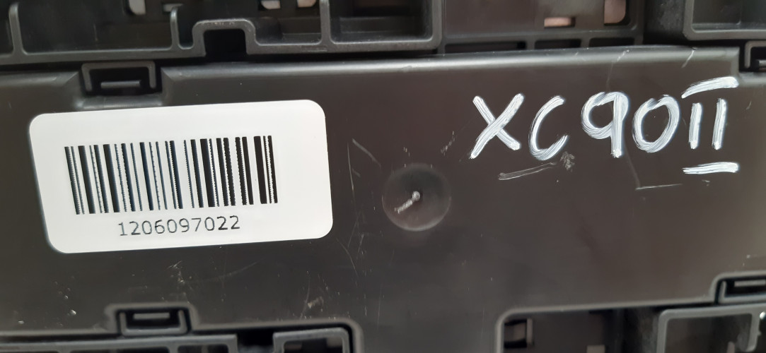 VOLVO XC90 II SKRZYNKA BEZPIECZNIKÓW 32212413
