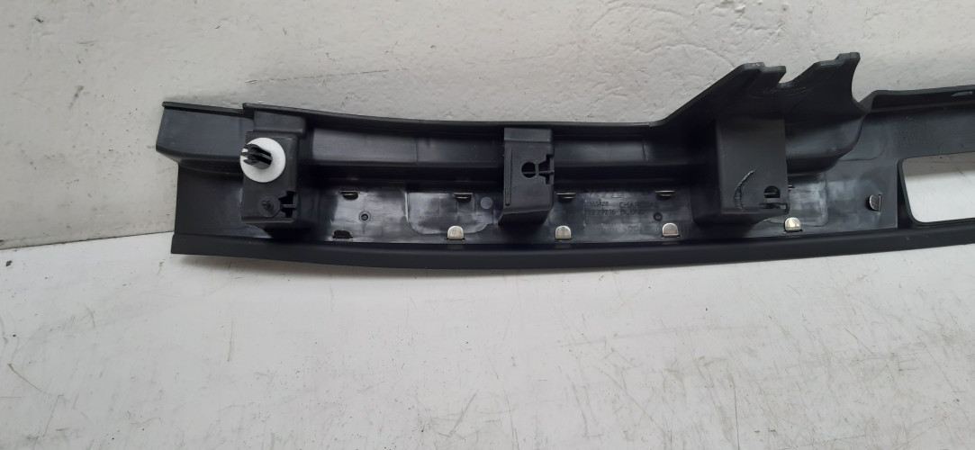 VOLVO XC90 II OSŁONA PASA TYLNEGO 32353428