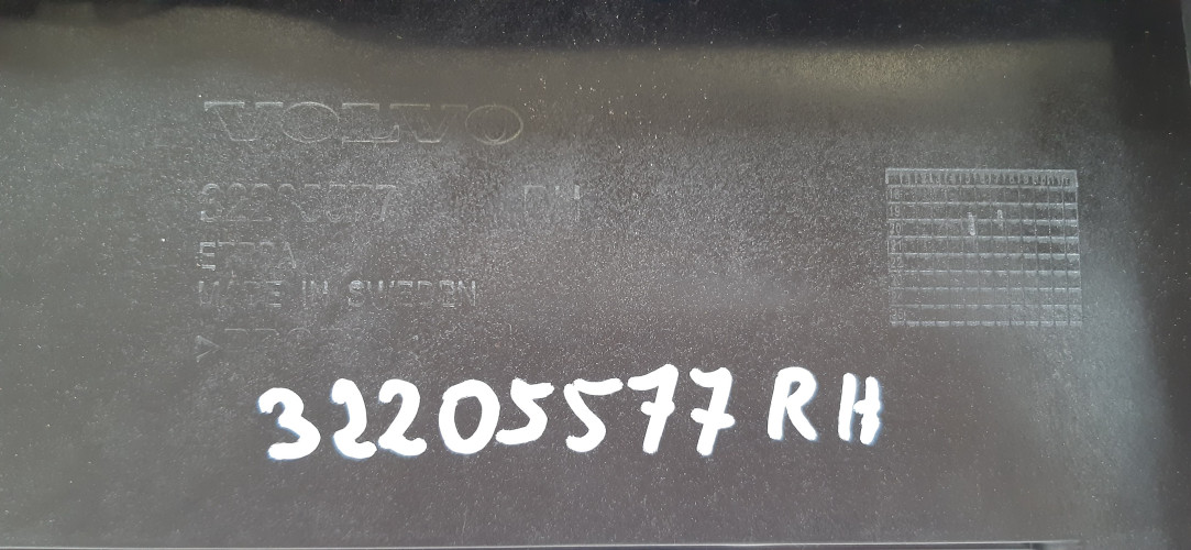 VOLVO XC90 II LISTWA OSŁONA BAGAŻNIKA PRAWA 32205577