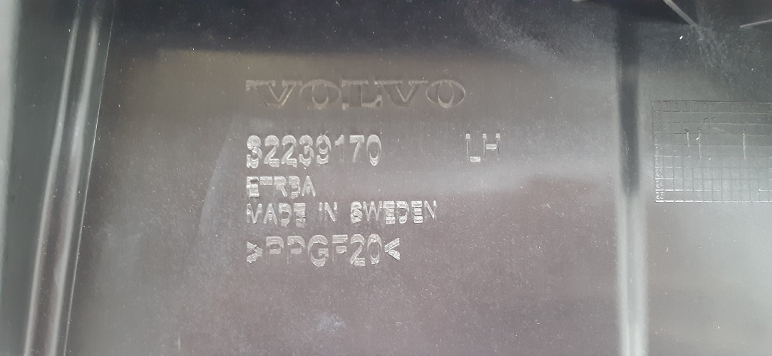 VOLVO XC90 II LISTWA OSŁONA BAGAŻNIKA LEWA 32239170