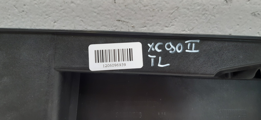 VOLVO XC90 II LISTWA OSŁONA BAGAŻNIKA LEWA 32205576