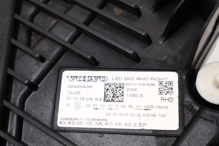 VOLVO XC60 II LAMPA PRAWA PRZÓD UK 32420436