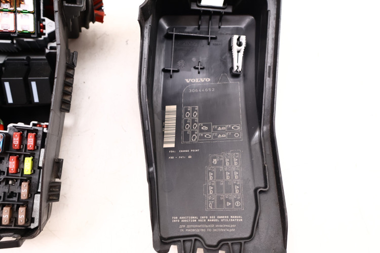 VOLVO XC60 I LIFT 2.0 D4 SKRZYNKA BEZPIECZNIKÓW 30644652