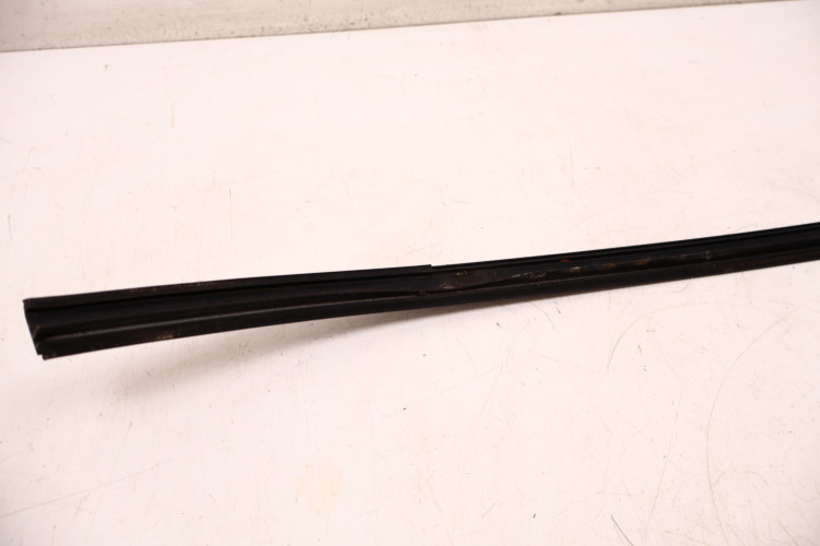 MERCEDES W124 84-92 LISTWA SZYBY CZOŁOWEJ LEWA PRZÓD