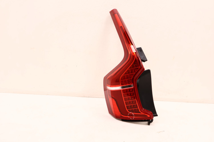 VOLVO XC90 II LAMPA LEWA TYŁ 31655917