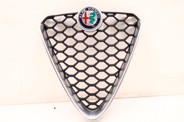 ALFA ROMEO GIULIA GRILL ATRAPA ZDERZAKA PRZÓD 156110134