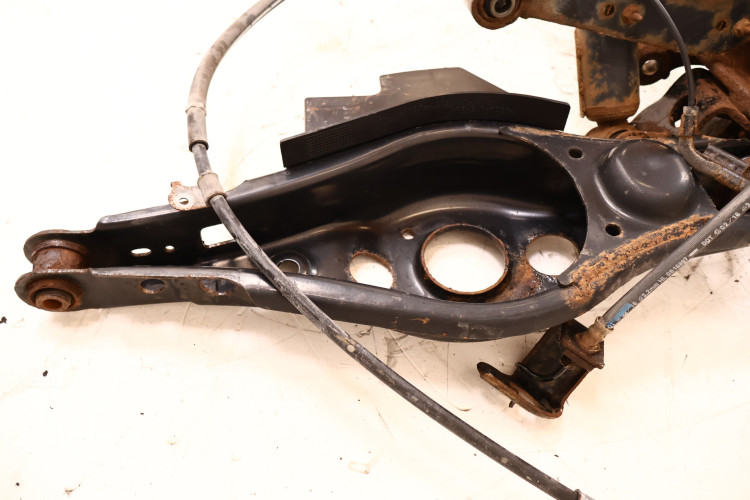 TOYOTA RAV4 IV 2.0 VVTI ZWROTNICA ZAWIESZENIE PRAWE TYŁ