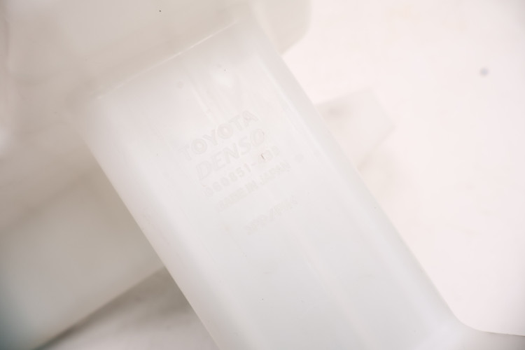 TOYOTA RAV4 IV ZBIORNICZEK SPRYSKIWACZY