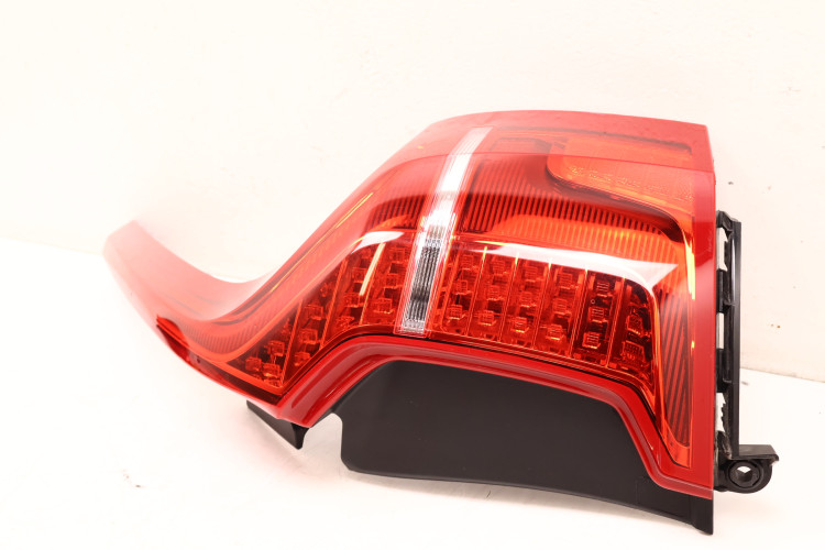 VOLVO XC90 II LAMPA PRAWA TYŁ 32228211