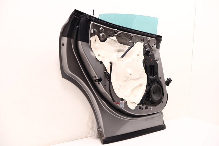 MASERATI LEVANTE DRZWI LEWE TYŁ 672