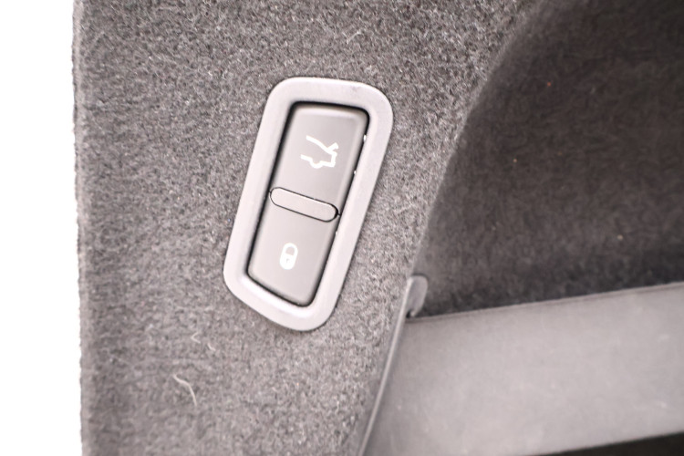 MASERATI LEVANTE Q4 BOCZEK BAGAŻNIKA LEWY 670040382