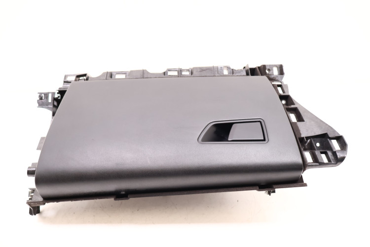 MASERATI LEVANTE SCHOWEK PASAŻERA 670043149