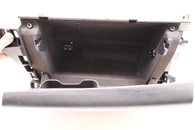 MASERATI LEVANTE SCHOWEK PASAŻERA 670043149