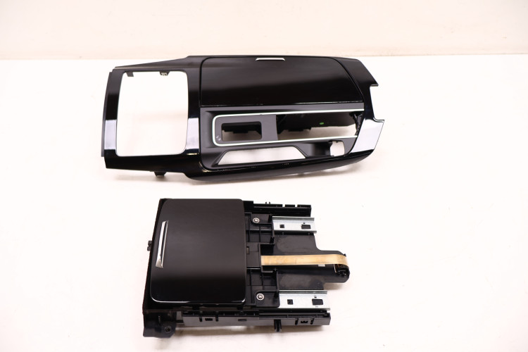 MASERATI LEVANTE DEKORY TUNELU ŚRODKOWEGO 670043373