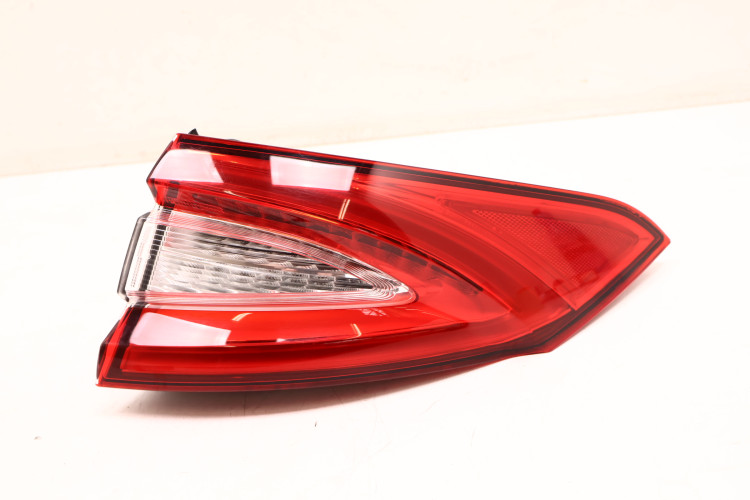 MASERATI LEVANTE LAMPA PRAWA TYŁ