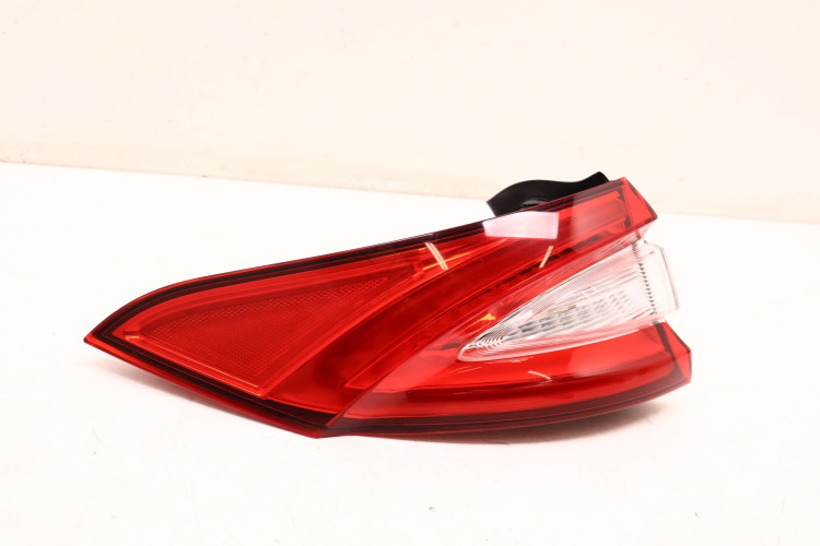 MASERATI LEVANTE LAMPA LEWA TYŁ