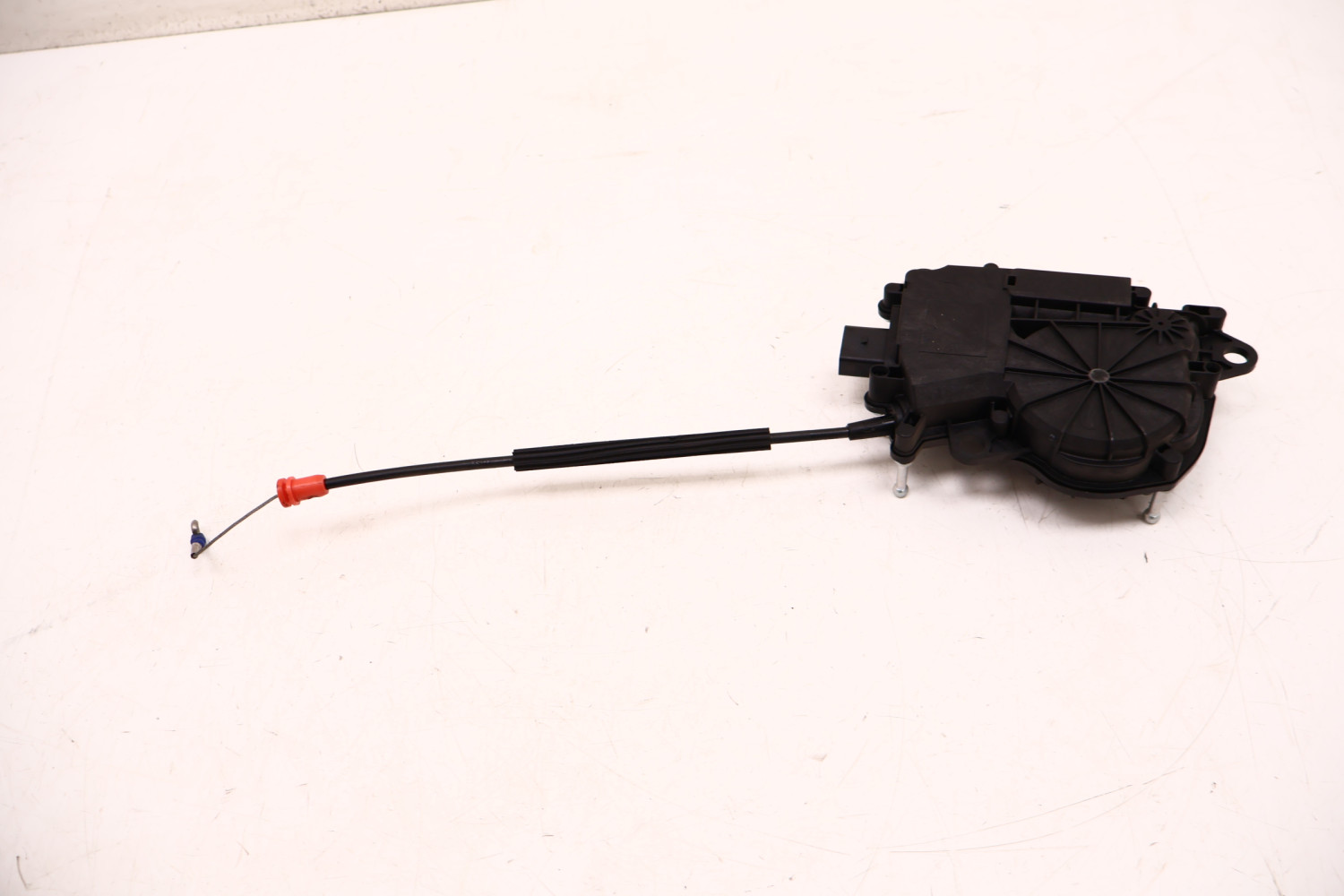 MASERATI LEVANTE DOCIĄG KLAPY BAGAŻNIKA