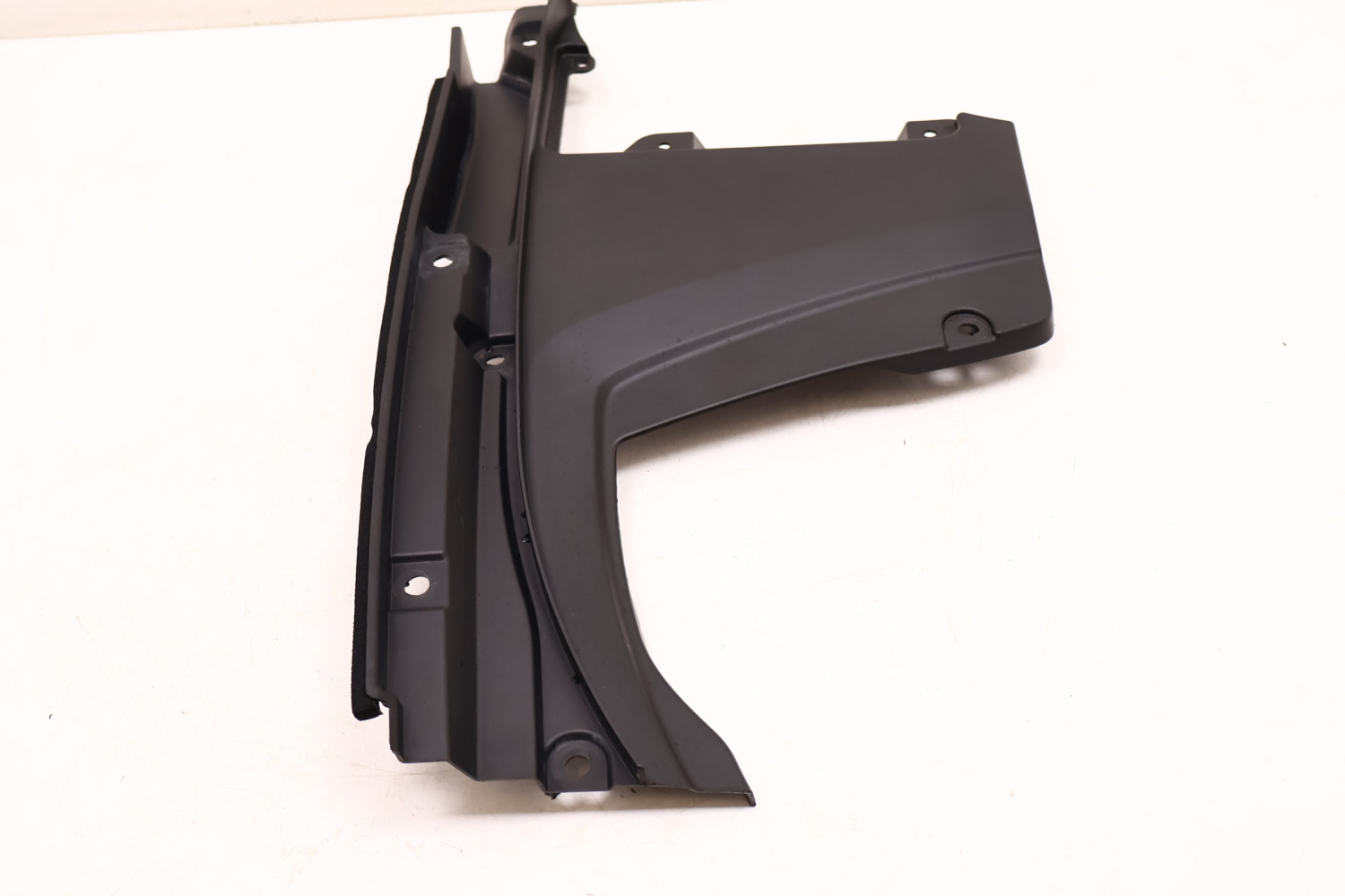 MASERATI LEVANTE 3.0 V6 OSŁONA PASA PRZEDNIEGO PRAWA PRZÓD