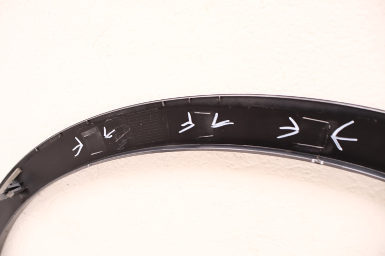 MASERATI LEVANTE LISTWA BŁOTNIKA LEWA TYŁ 672 670049027