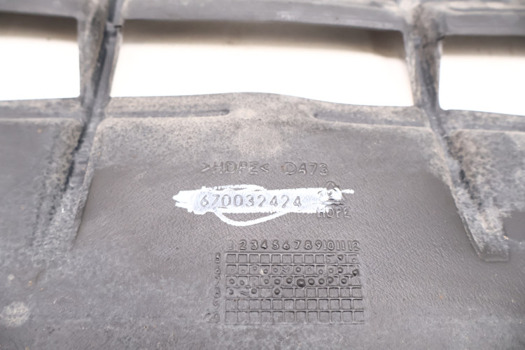 MASERATI LEVANTE PŁYTA OSŁONA POD ZDERZAK 670032424