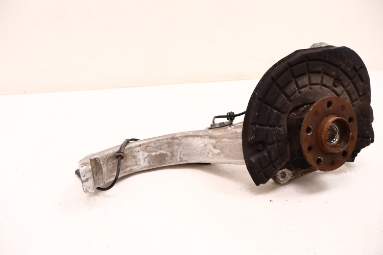 MASERATI LEVANTE 3.0 V6 ZWROTNICA LEWA PRZÓD 670032053