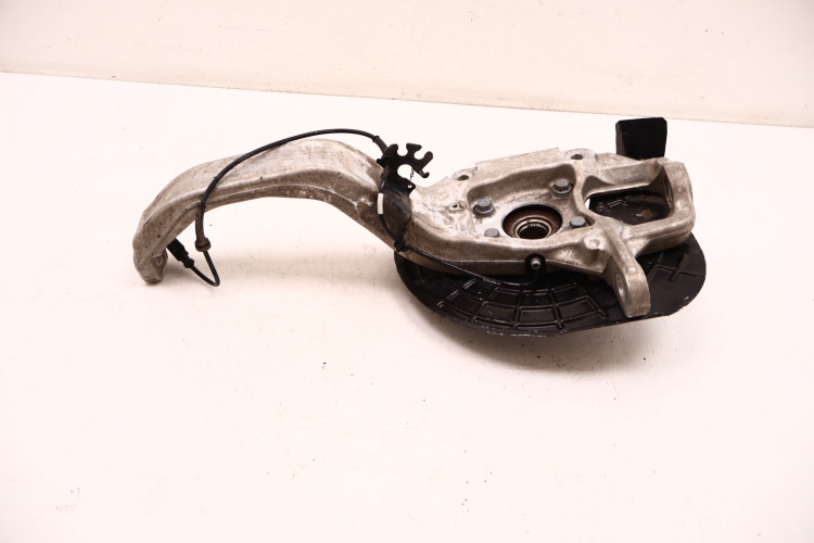 MASERATI LEVANTE 3.0 V6 ZWROTNICA LEWA PRZÓD 670032053