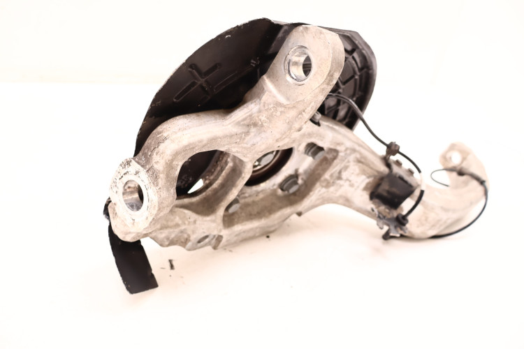 MASERATI LEVANTE 3.0 V6 ZWROTNICA LEWA PRZÓD 670032053