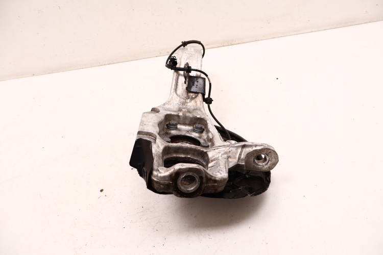 MASERATI LEVANTE 3.0 V6 ZWROTNICA PRAWA PRZÓD 670032052