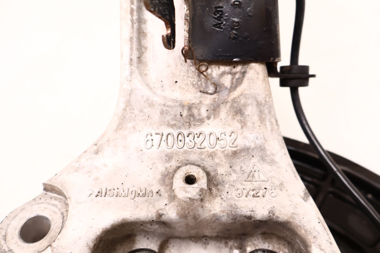 MASERATI LEVANTE 3.0 V6 ZWROTNICA PRAWA PRZÓD 670032052